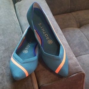 **** SOLD ****Rothy's RETIRED Teal Neon - 7